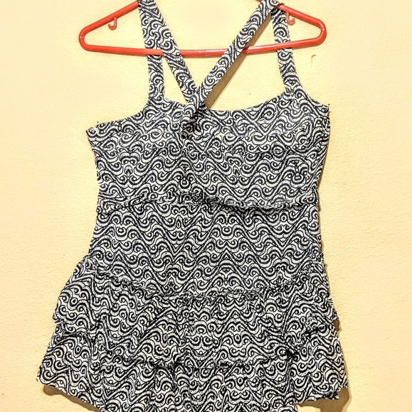 3/$15 BANANA REPUBLIC 100% Silk sleeveless blouse - Picture 5 of 7